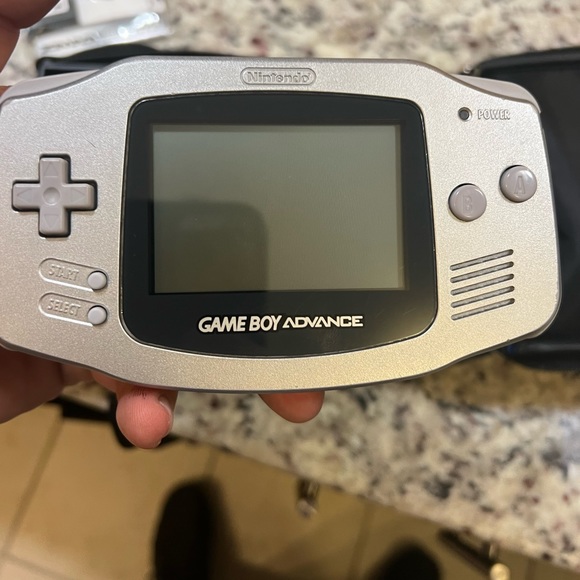 Game boy advance with carrying case. Full working condition - Picture 2 of 6